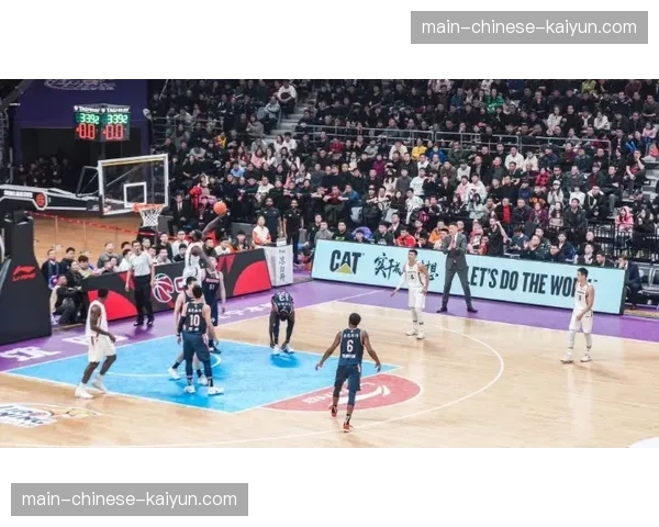 社交媒体热点:WNBA球员在季前赛中的时尚穿搭引发球迷热议 社交媒体热点:WNBA球员在季前赛中的时尚穿搭引发球迷热议