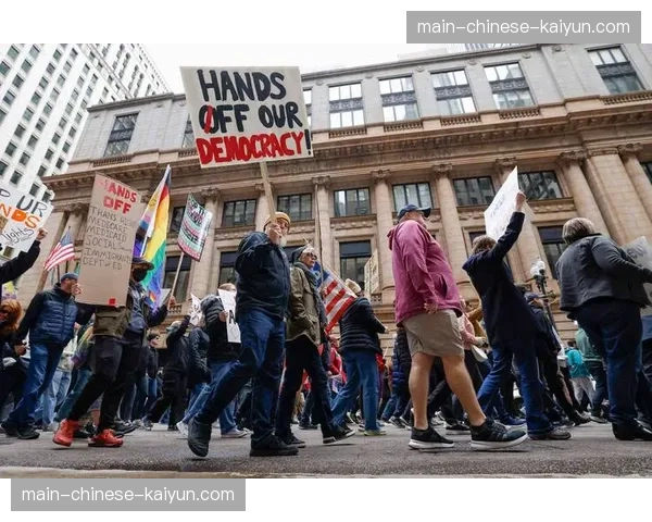特写：布伦特福德进球被吹后，主帅托马斯-弗兰克愤怒抗议
